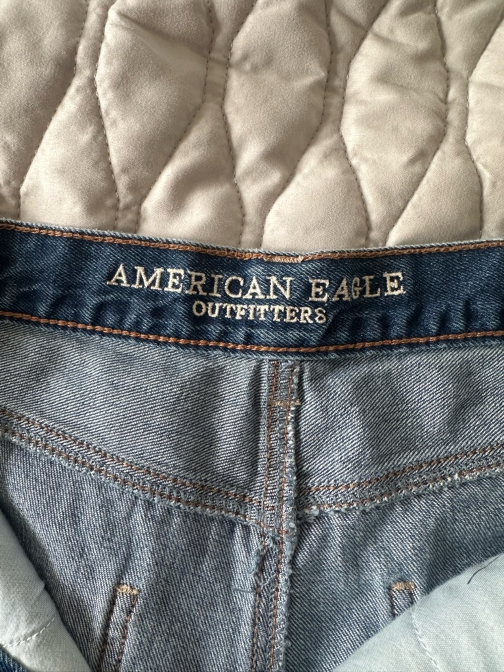 American Eagle Mom Jean High Waist   medium Wash Relaxed Fit 90s Style Sz 10 - Picture 9 of 10